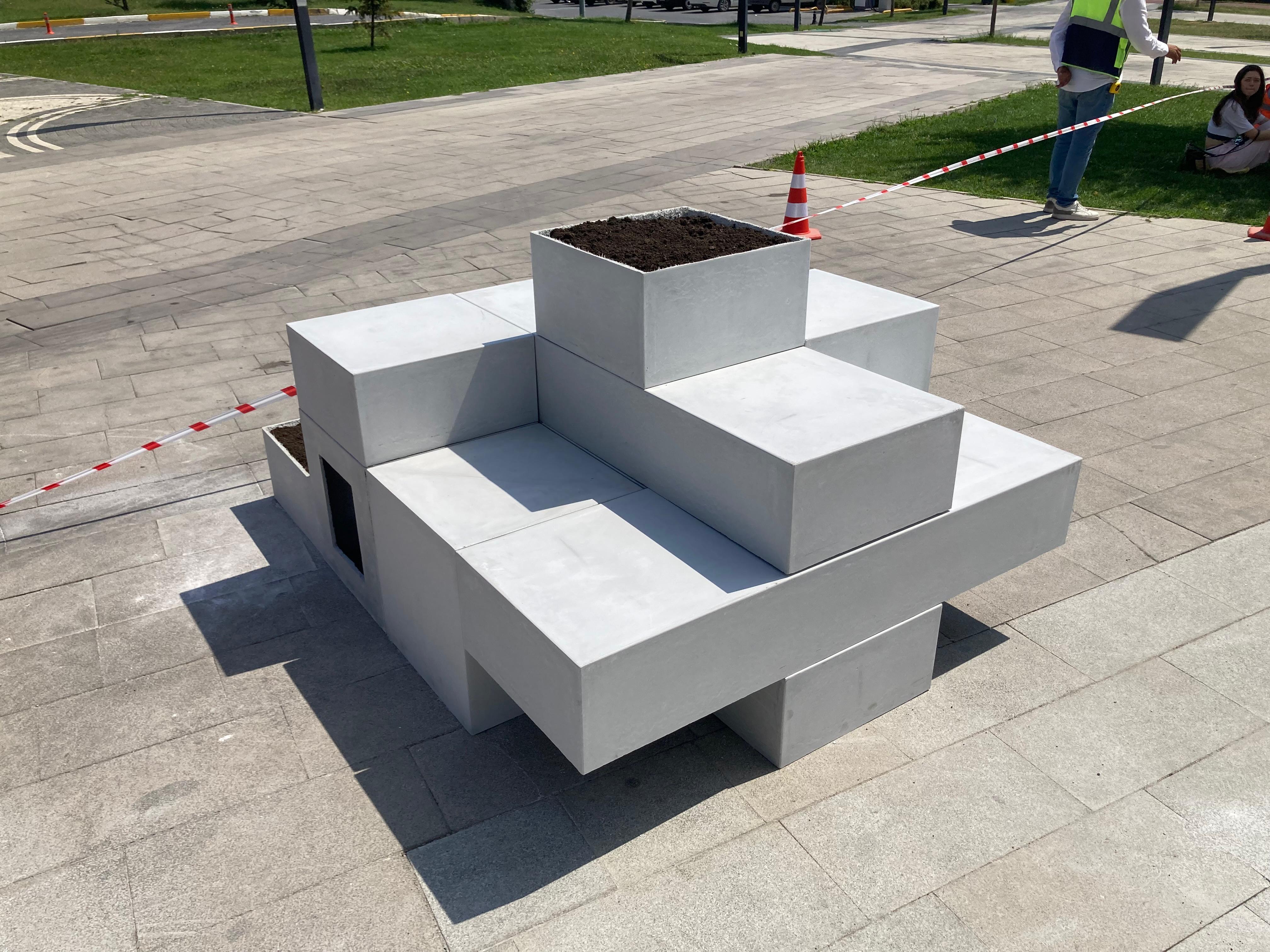 Tasarlanarak üretilen kent mobilyası